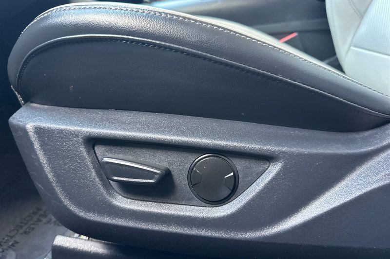 Ford Mustang Vehicle Full-screen Gallery Image 14