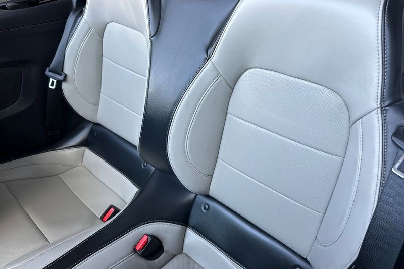 Ford Mustang Vehicle Full-screen Gallery Image 15