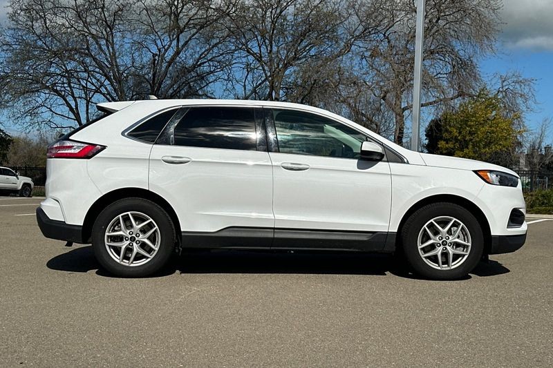 Ford Edge Vehicle Full-screen Gallery Image 02