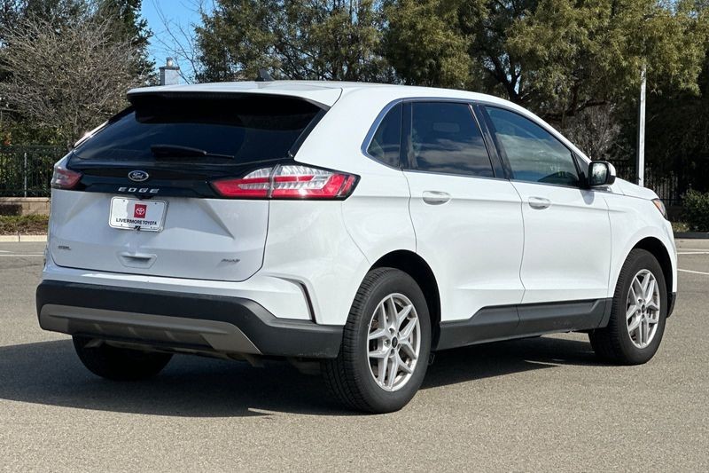 Ford Edge Vehicle Full-screen Gallery Image 03