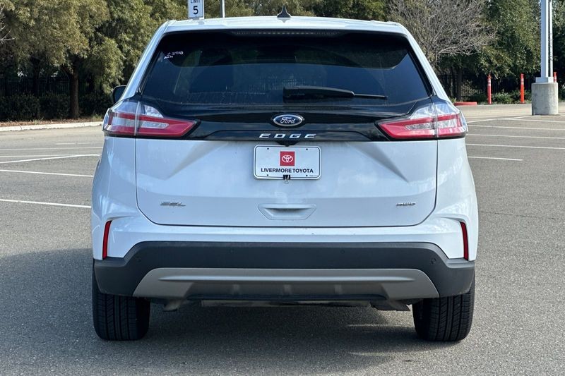 Ford Edge Vehicle Full-screen Gallery Image 04