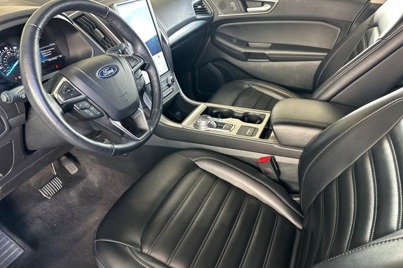 Ford Edge Vehicle Full-screen Gallery Image 09