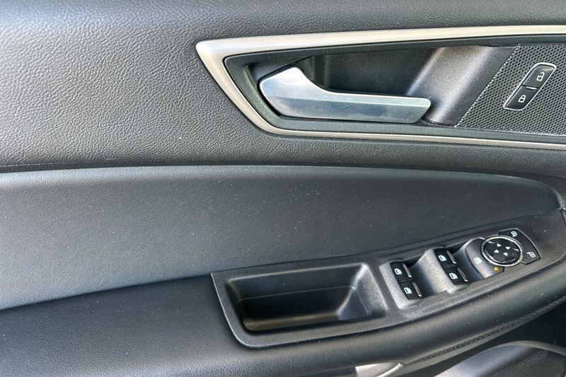 Ford Edge Vehicle Full-screen Gallery Image 10