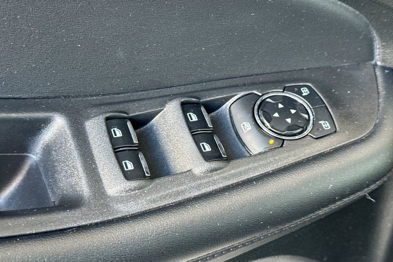 Ford Edge Vehicle Full-screen Gallery Image 11