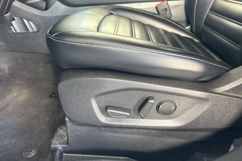 Ford Edge Vehicle Full-screen Gallery Image 12