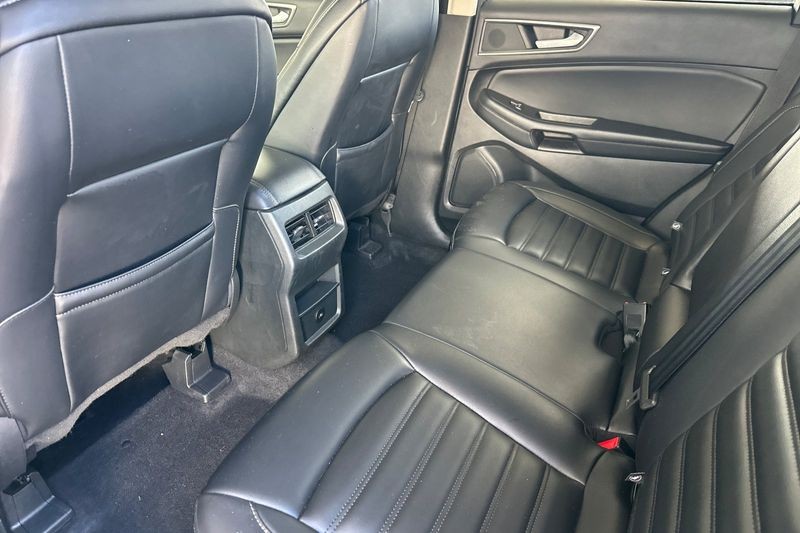 Ford Edge Vehicle Full-screen Gallery Image 13