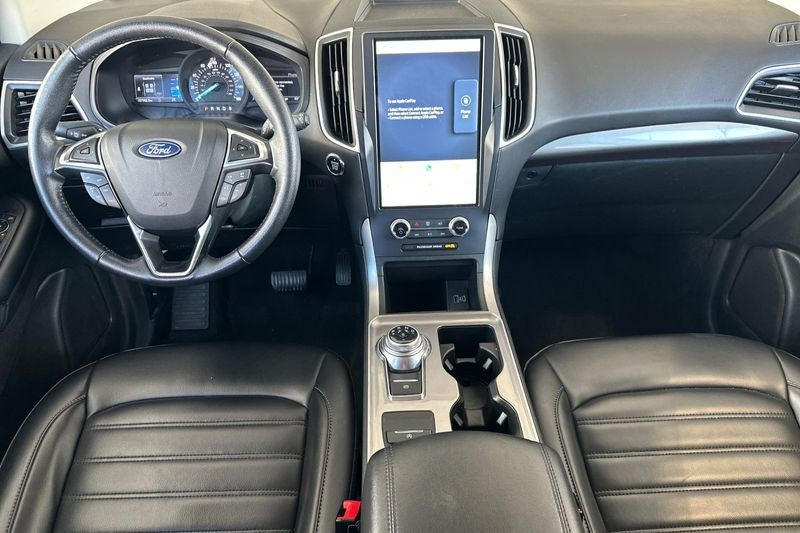 Ford Edge Vehicle Full-screen Gallery Image 14