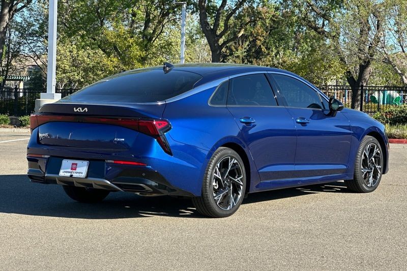 Kia K5 Vehicle Full-screen Gallery Image 03