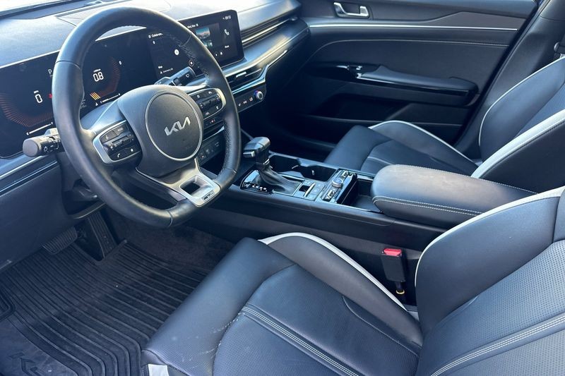 Kia K5 Vehicle Full-screen Gallery Image 09
