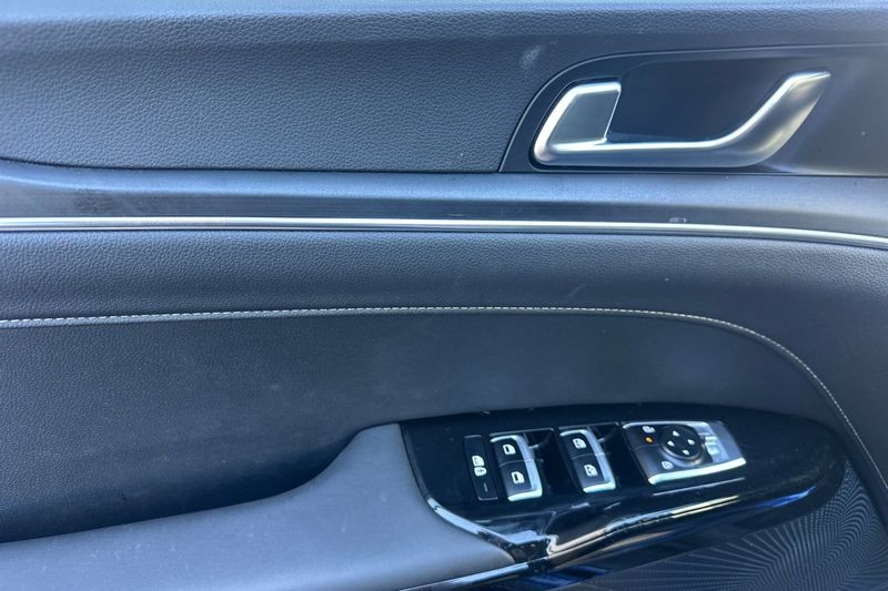 Kia K5 Vehicle Full-screen Gallery Image 10