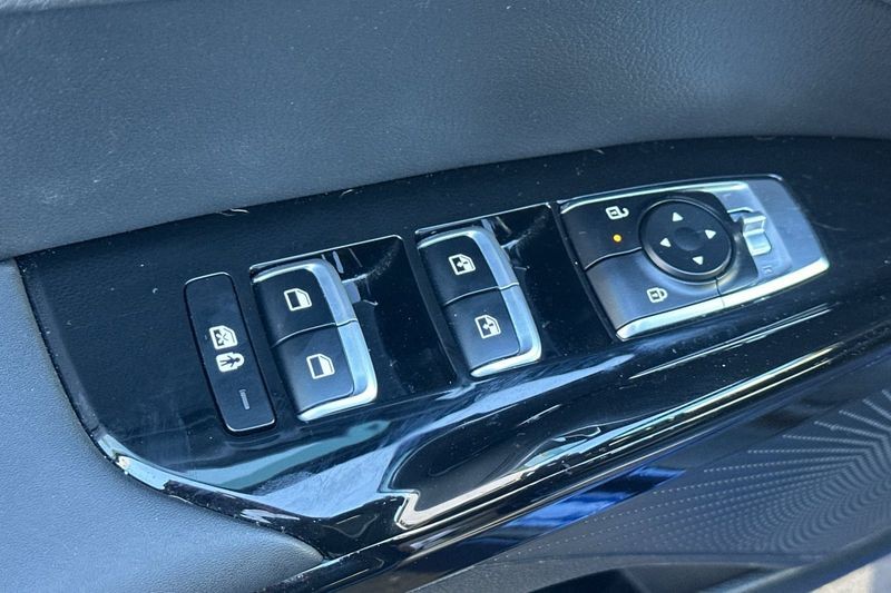 Kia K5 Vehicle Full-screen Gallery Image 11