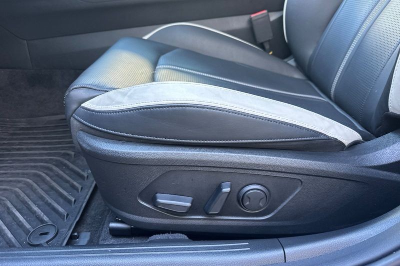 Kia K5 Vehicle Full-screen Gallery Image 12