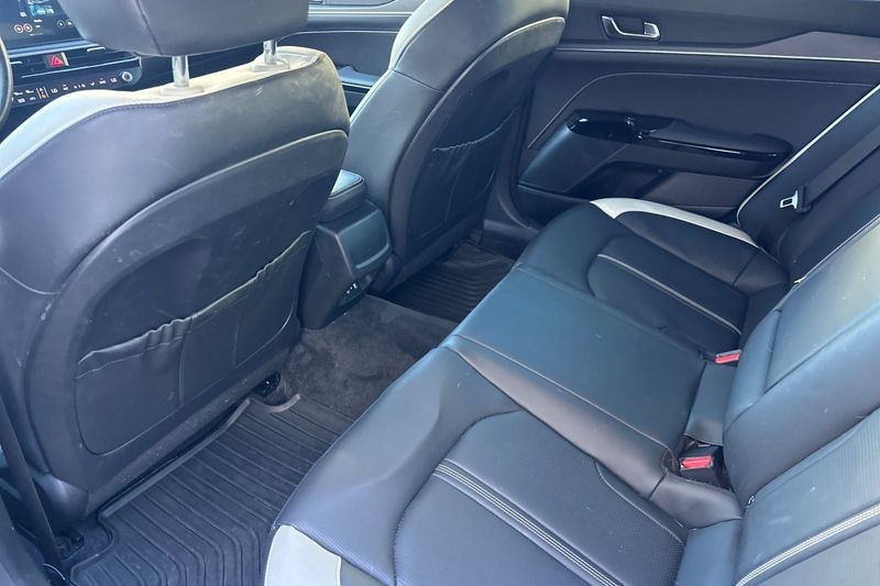 Kia K5 Vehicle Full-screen Gallery Image 13
