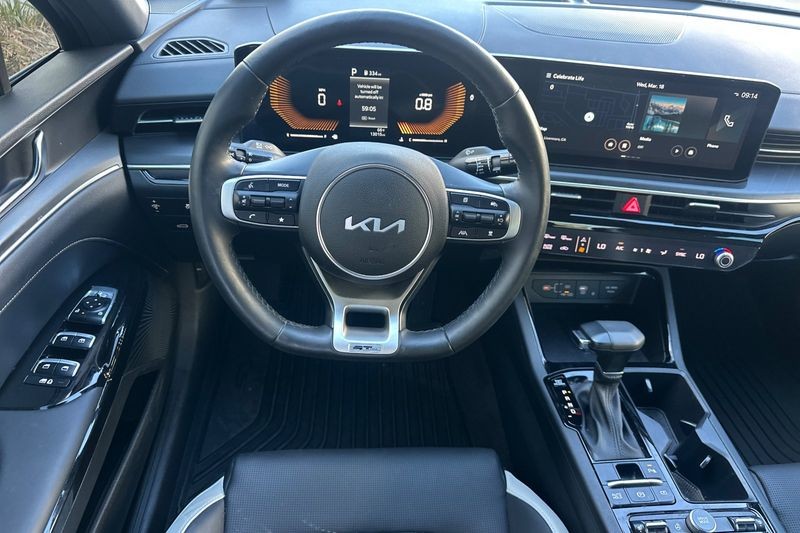Kia K5 Vehicle Full-screen Gallery Image 15