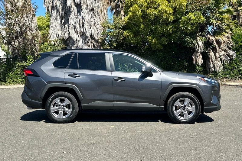 Toyota RAV4 Vehicle Full-screen Gallery Image 02