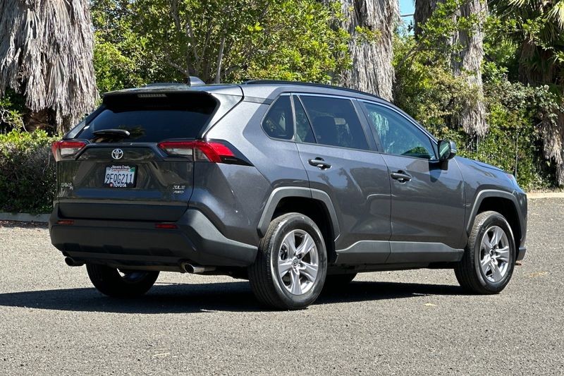 Toyota RAV4 Vehicle Full-screen Gallery Image 03