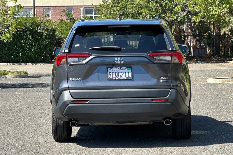 Toyota RAV4 Vehicle Full-screen Gallery Image 04