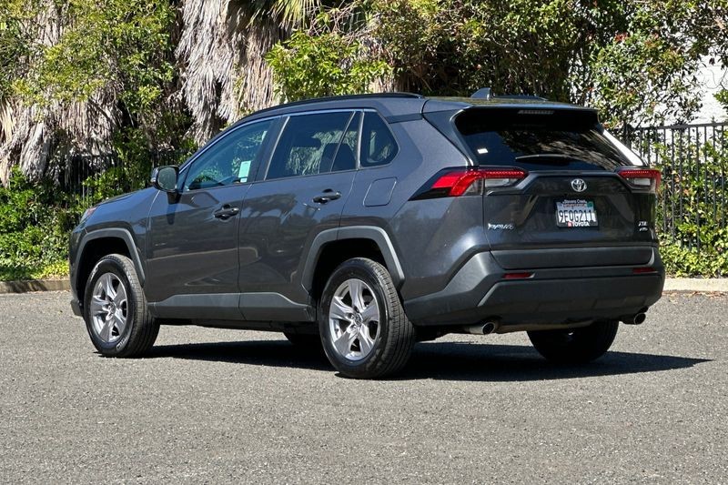 Toyota RAV4 Vehicle Full-screen Gallery Image 05