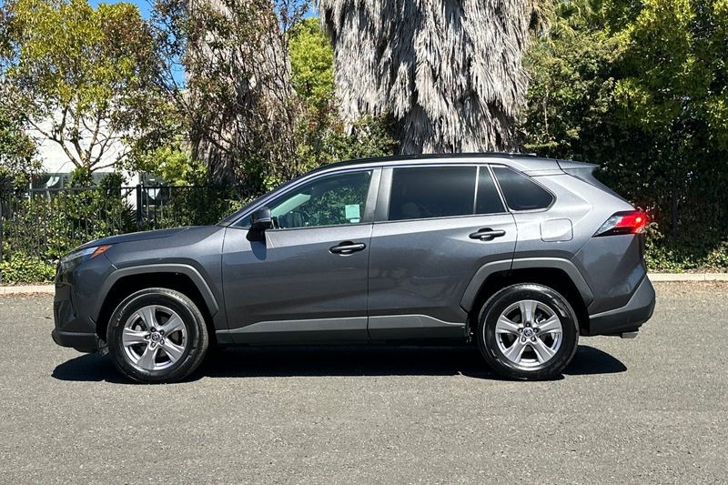Toyota RAV4 Vehicle Full-screen Gallery Image 07