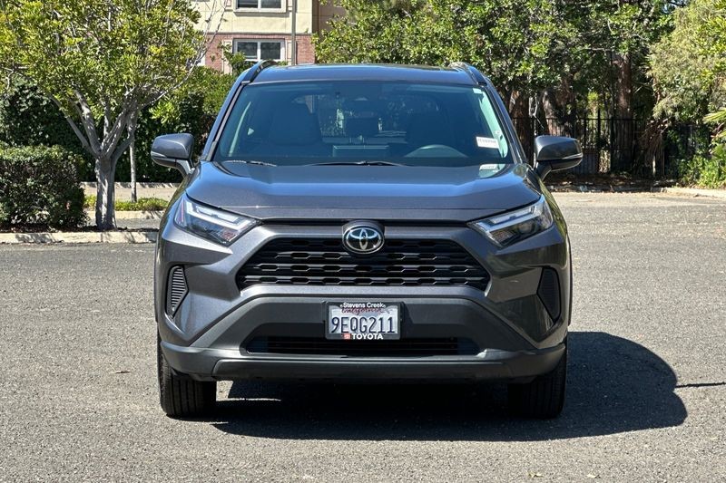 Toyota RAV4 Vehicle Full-screen Gallery Image 09