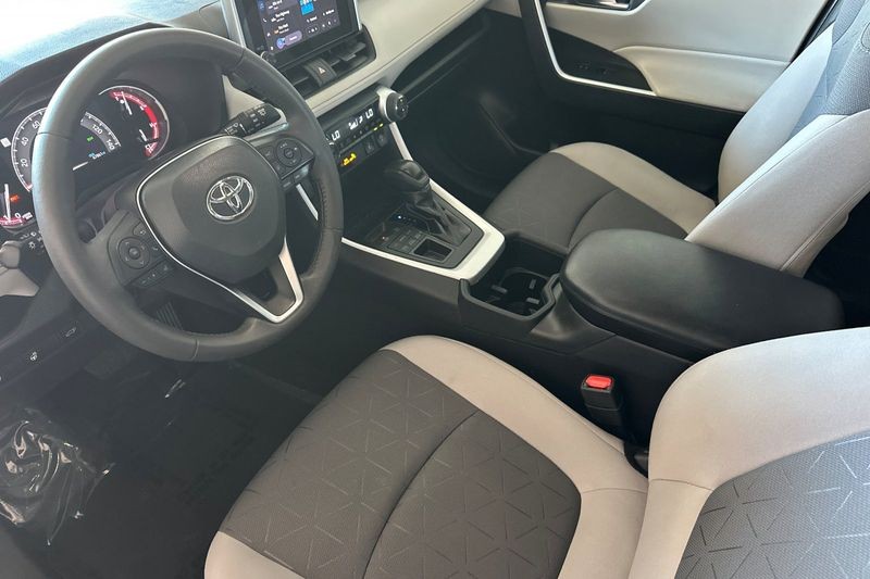 Toyota RAV4 Vehicle Full-screen Gallery Image 10