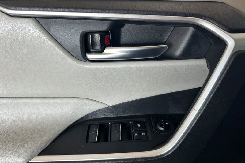 Toyota RAV4 Vehicle Full-screen Gallery Image 11