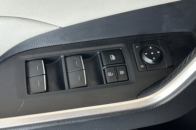 Toyota RAV4 Vehicle Full-screen Gallery Image 12