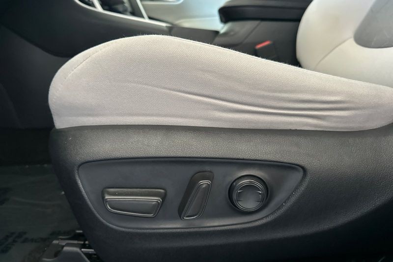 Toyota RAV4 Vehicle Full-screen Gallery Image 13