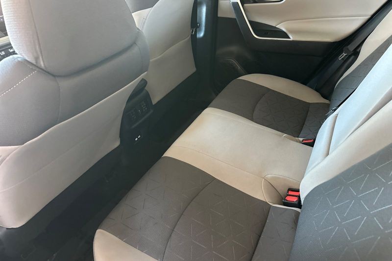 Toyota RAV4 Vehicle Full-screen Gallery Image 14