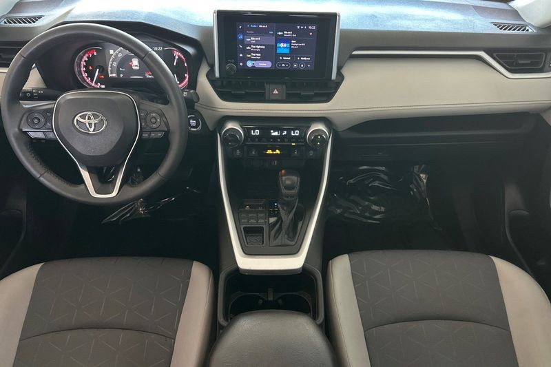 Toyota RAV4 Vehicle Full-screen Gallery Image 15