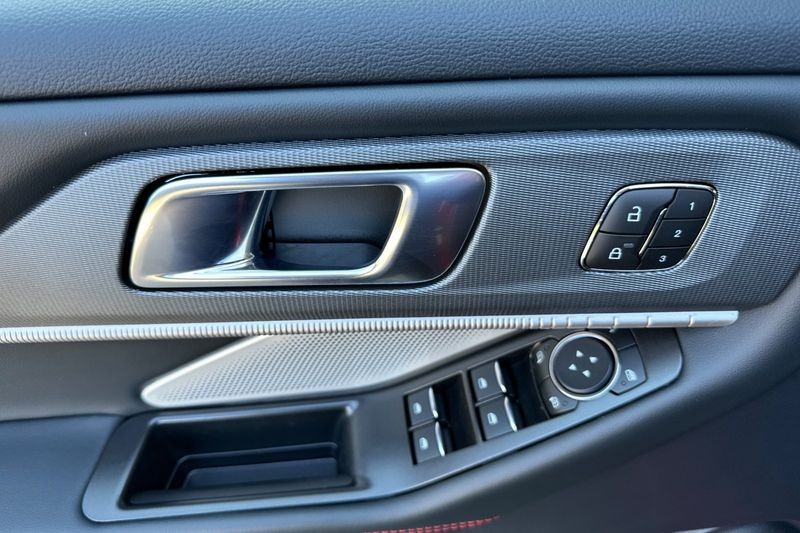 Ford Explorer Vehicle Full-screen Gallery Image 07