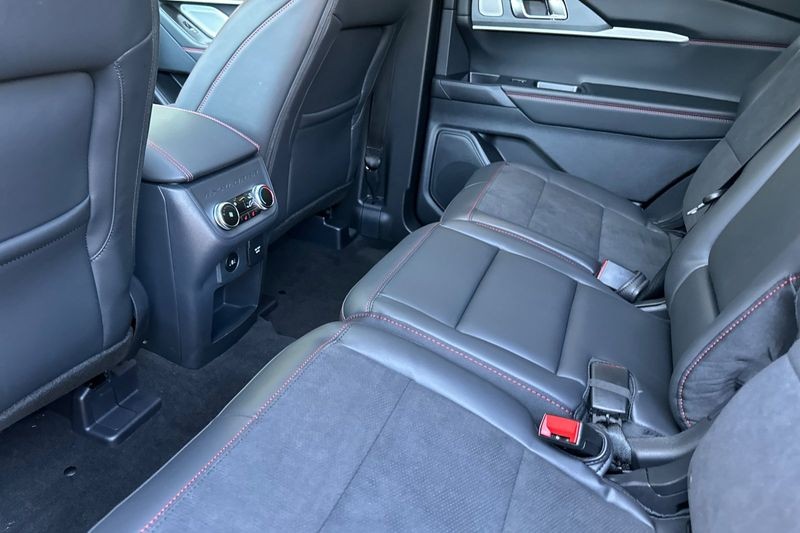 Ford Explorer Vehicle Full-screen Gallery Image 09