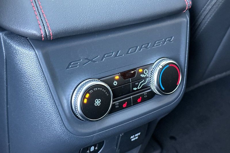 Ford Explorer Vehicle Full-screen Gallery Image 10