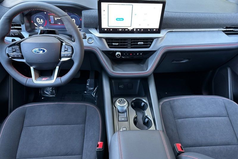 Ford Explorer Vehicle Full-screen Gallery Image 11