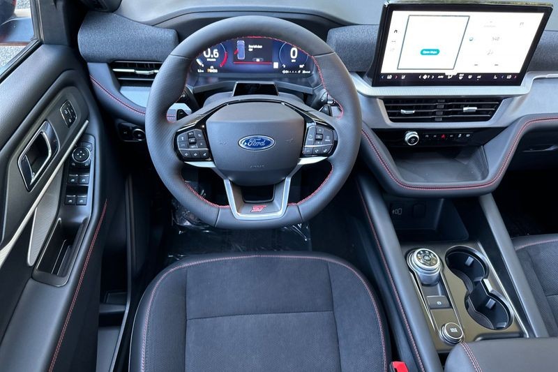 Ford Explorer Vehicle Full-screen Gallery Image 12