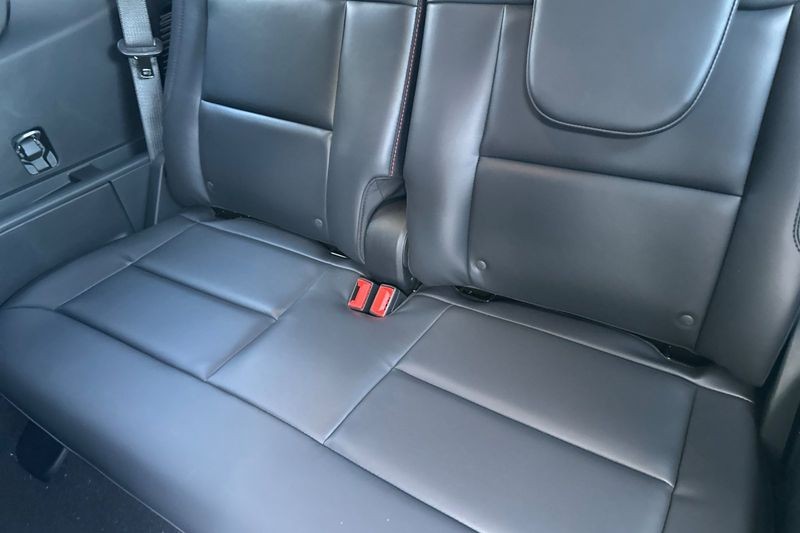 Ford Explorer Vehicle Full-screen Gallery Image 13