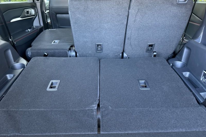 Ford Explorer Vehicle Full-screen Gallery Image 14