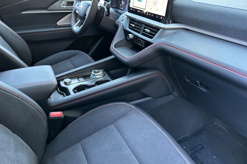 Ford Explorer Vehicle Full-screen Gallery Image 15