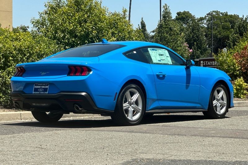 Ford Mustang Vehicle Full-screen Gallery Image 03
