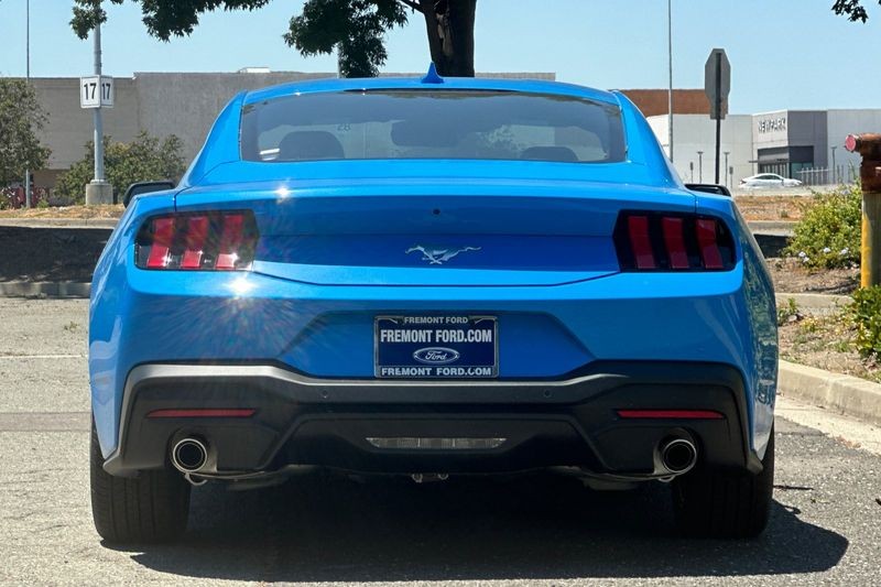 Ford Mustang Vehicle Full-screen Gallery Image 04