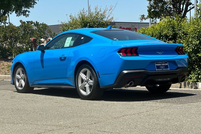 Ford Mustang Vehicle Full-screen Gallery Image 05