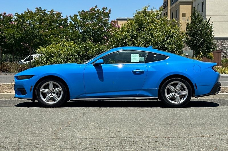 Ford Mustang Vehicle Full-screen Gallery Image 06