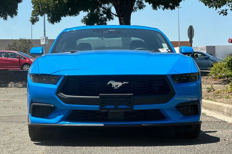 Ford Mustang Vehicle Full-screen Gallery Image 08