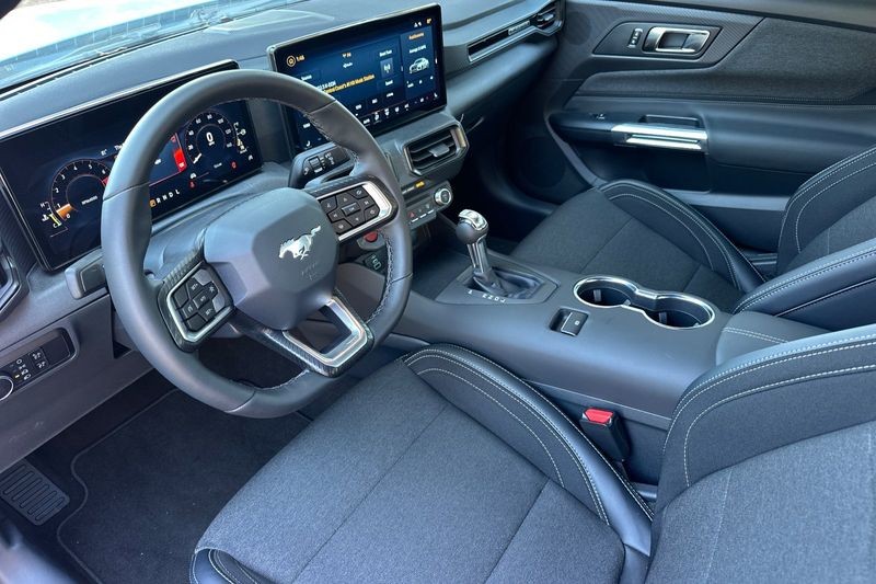 Ford Mustang Vehicle Full-screen Gallery Image 09