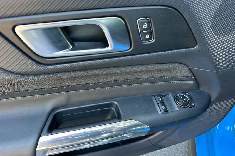 Ford Mustang Vehicle Full-screen Gallery Image 10