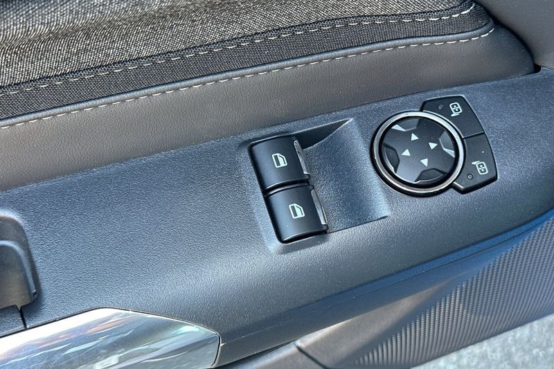 Ford Mustang Vehicle Full-screen Gallery Image 11