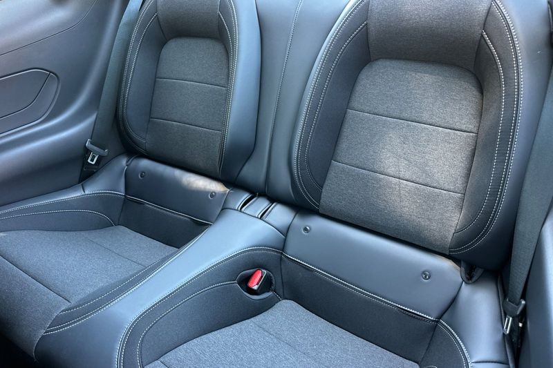 Ford Mustang Vehicle Full-screen Gallery Image 12