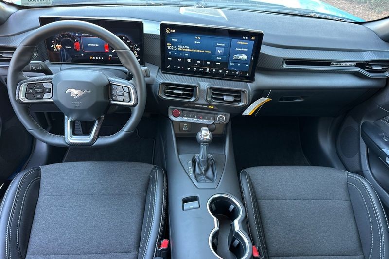 Ford Mustang Vehicle Full-screen Gallery Image 13