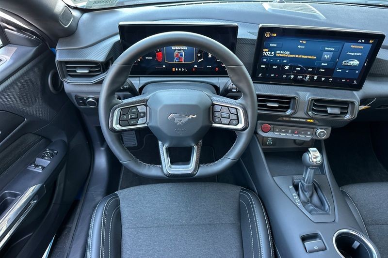 Ford Mustang Vehicle Full-screen Gallery Image 14