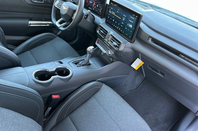 Ford Mustang Vehicle Full-screen Gallery Image 15